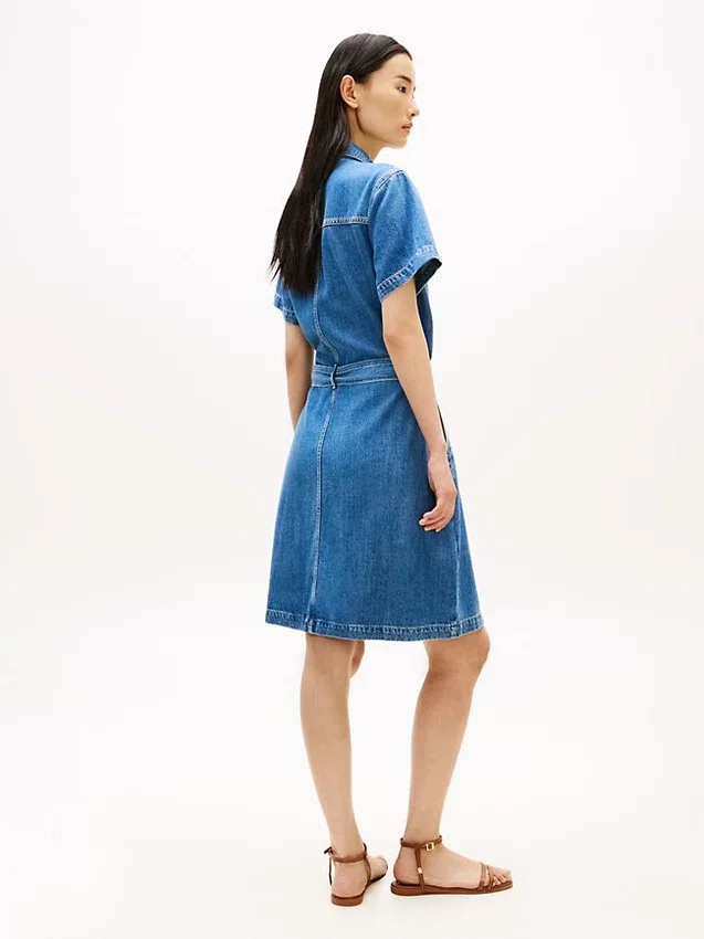Vestido camisero vaquero de lavado medio con cinturón Vestido camisero vaquero de lavado medio con cinturón