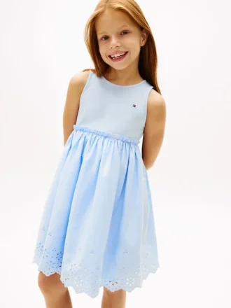Vestido combinado con ojales bordados para niña Vestido combinado con ojales bordados para niña