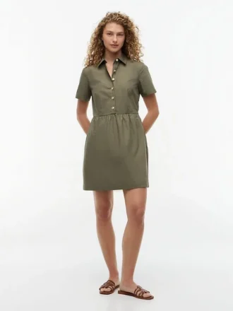 Vestido de manga corta con botones dorados