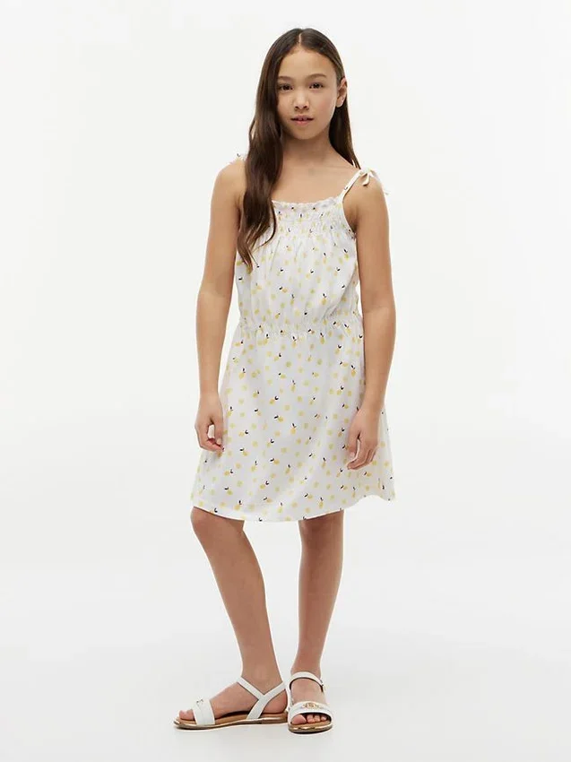 Vestido de niña con estampado de limones y fruncidos Vestido de niña con estampado de limones y fruncidos