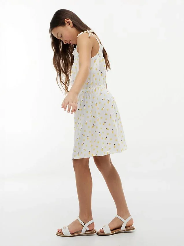 Vestido de niña con estampado de limones y fruncidos Vestido de niña con estampado de limones y fruncidos