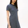 Vestido de punto entrelazado con rayas en forma de chevron Vestido de punto entrelazado con rayas en forma de chevron