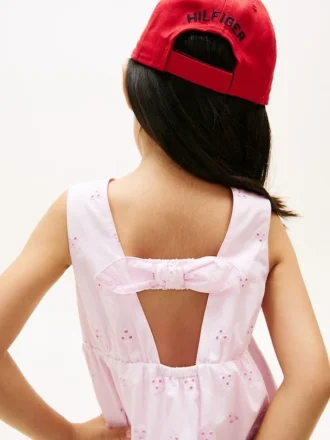 Vestido infantil con lazo y ojales bordados