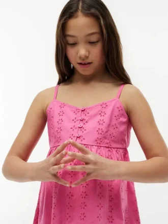Vestido infantil con ojales bordados