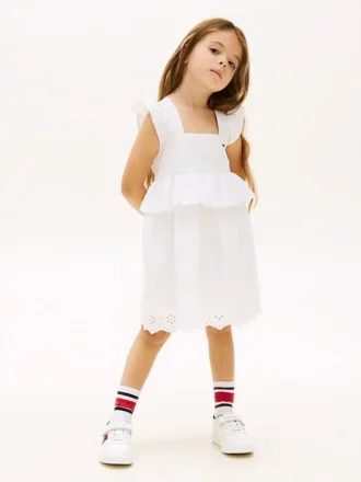 Vestido infantil con volantes y ojales bordados