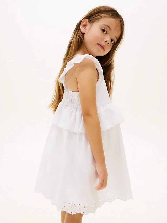 Vestido infantil con volantes y ojales bordados Vestido infantil con volantes y ojales bordados