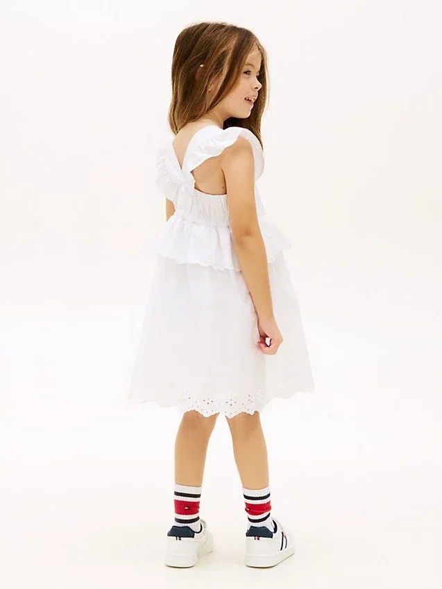 Vestido infantil con volantes y ojales bordados Vestido infantil con volantes y ojales bordados