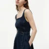 Vestido midi con cinturón y costuras en contraste
