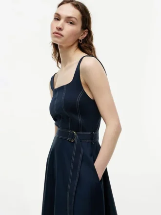 Vestido midi con cinturón y costuras en contraste Vestido midi con cinturón y costuras en contraste