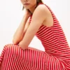 Vestido midi de corte ajustado con rayas y cuello barco