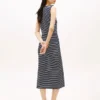 Vestido midi de corte ajustado con rayas y cuello barco
