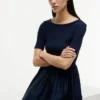 Vestido midi de manga media con mezcla de tejidos Vestido midi de manga media con mezcla de tejidos