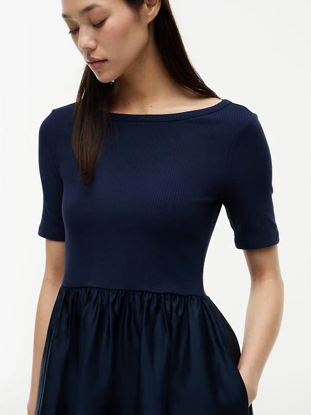 Vestido midi de manga media con mezcla de tejidos Vestido midi de manga media con mezcla de tejidos