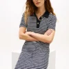 Vestido polo de interlock a rayas con botones dorados Vestido polo de interlock a rayas con botones dorados