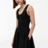 Vestido sin mangas de mezcla de tejidos con botones dorados