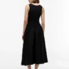 Vestido sin mangas de mezcla de tejidos con botones dorados