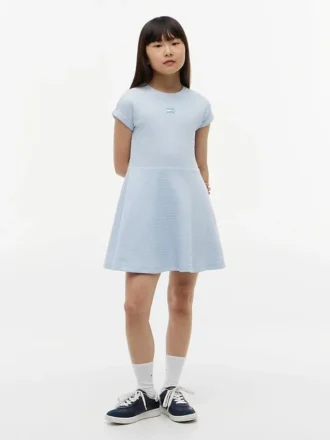 Vestido skater con logotipo de bandera en tonos para niña