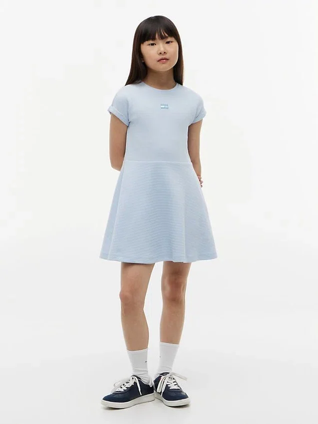 Vestido skater con logotipo de bandera en tonos para niña Vestido skater con logotipo de bandera en tonos para niña