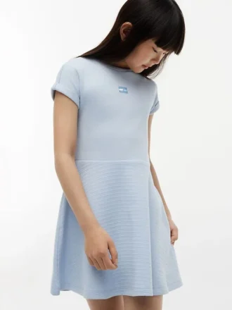 Vestido skater con logotipo de bandera en tonos para niña