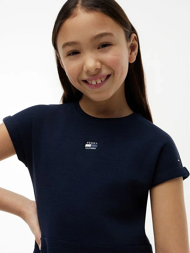 Vestido skater con logotipo de bandera en tonos para niña Vestido skater con logotipo de bandera en tonos para niña