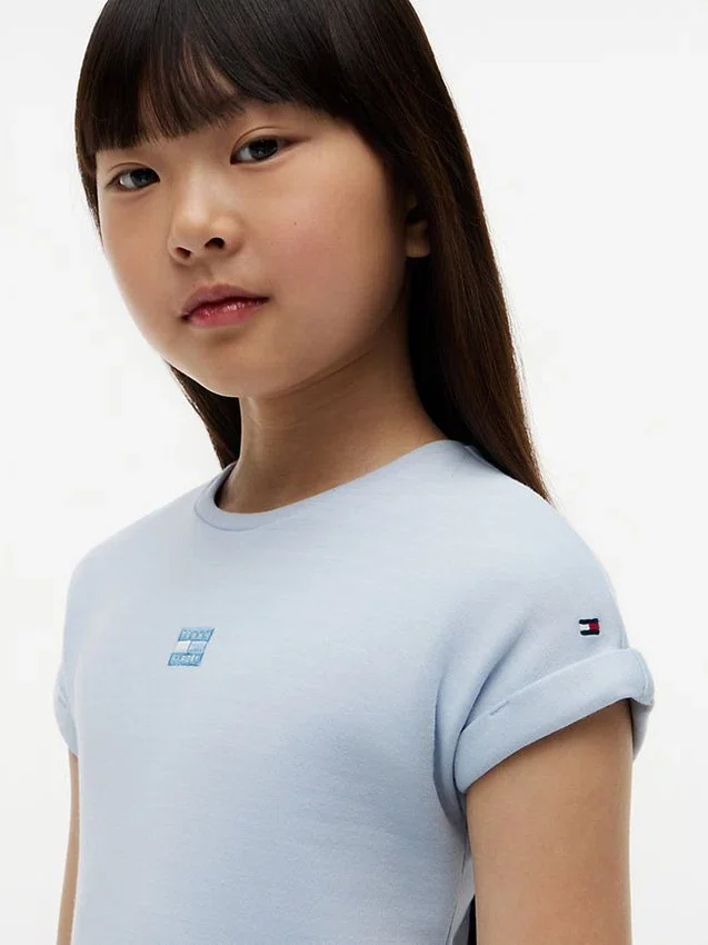Vestido skater con logotipo de bandera en tonos para niña Vestido skater con logotipo de bandera en tonos para niña