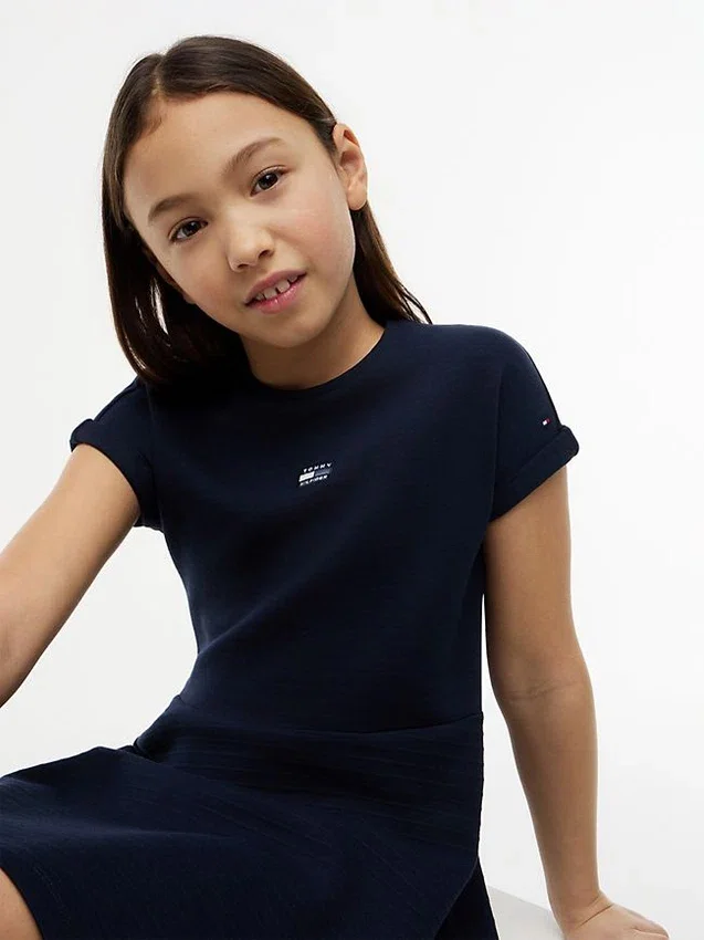 Vestido skater con logotipo de bandera en tonos para niña Vestido skater con logotipo de bandera en tonos para niña