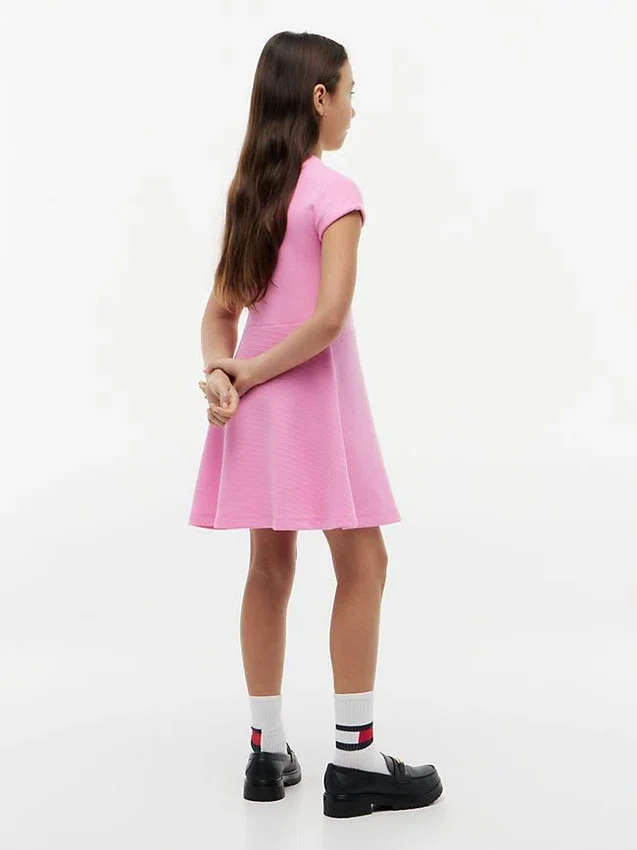 Vestido skater con logotipo de bandera en tonos para niña Vestido skater con logotipo de bandera en tonos para niña