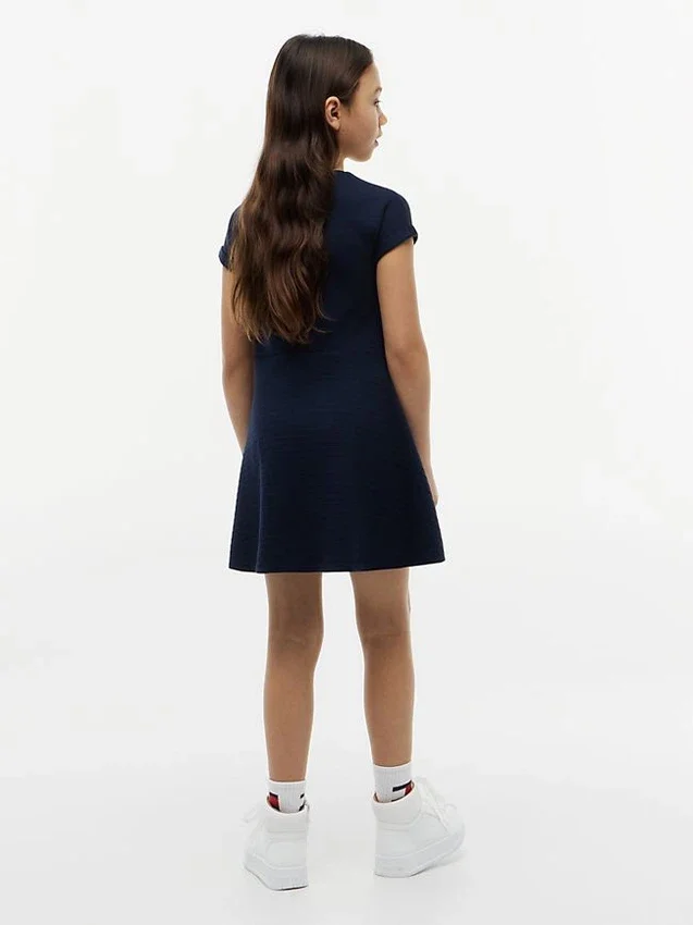 Vestido skater con logotipo de bandera en tonos para niña Vestido skater con logotipo de bandera en tonos para niña