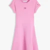 Vestido skater con logotipo de bandera en tonos para niña Vestido skater con logotipo de bandera en tonos para niña