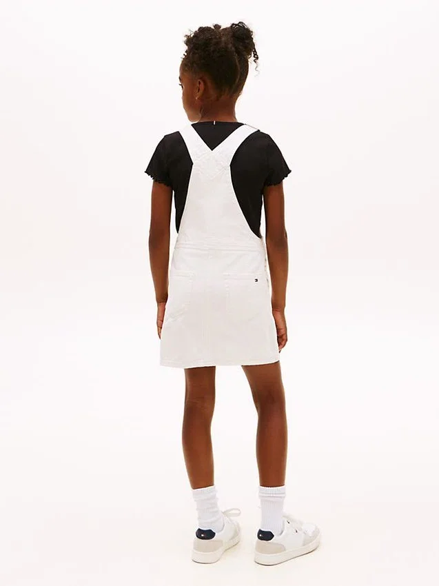 Vestido tipo peto vaquero Hilfiger Denim con insignia para niña Vestido tipo peto vaquero Hilfiger Denim con insignia para niña