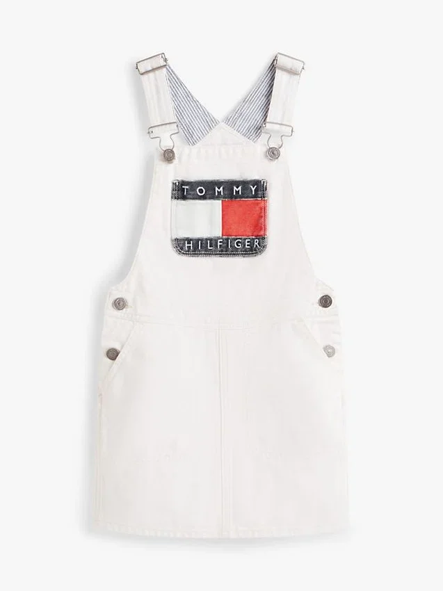 Vestido tipo peto vaquero Hilfiger Denim con insignia para niña Vestido tipo peto vaquero Hilfiger Denim con insignia para niña
