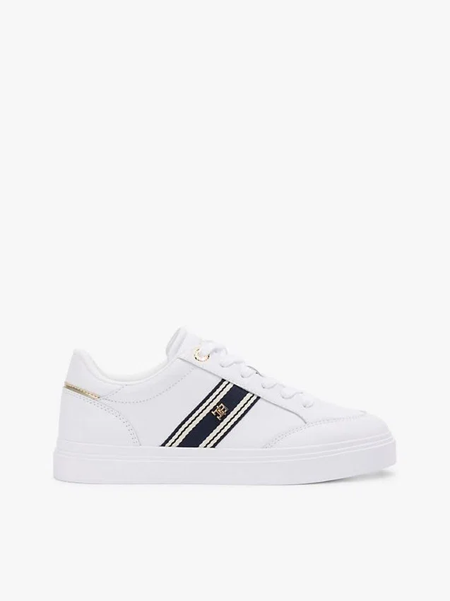 Zapatillas con suela de goma y rayas de cinta Zapatillas con suela de goma y rayas de cinta