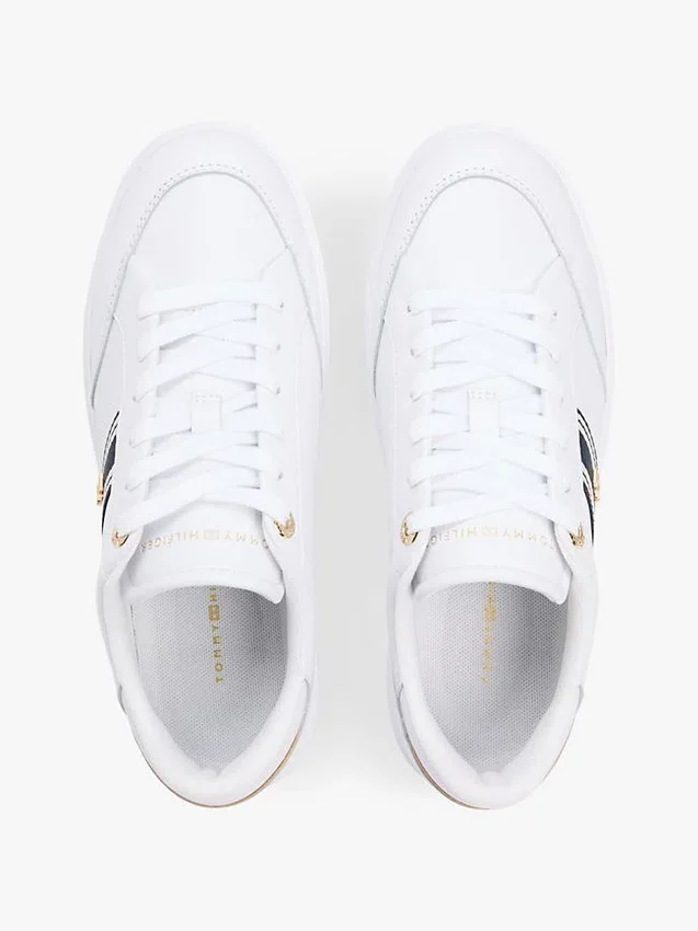 Zapatillas con suela de goma y rayas de cinta Zapatillas con suela de goma y rayas de cinta