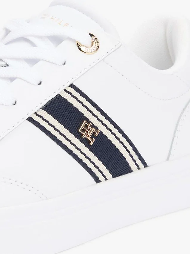 Zapatillas con suela de goma y rayas de cinta Zapatillas con suela de goma y rayas de cinta