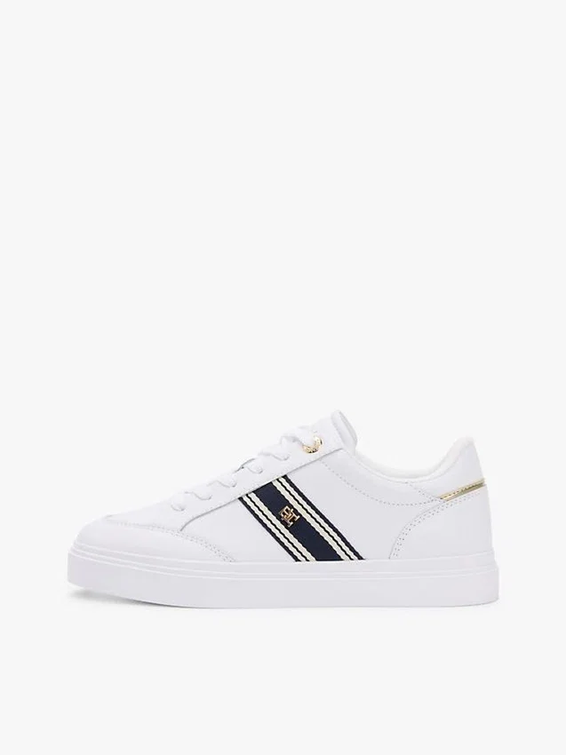 Zapatillas con suela de goma y rayas de cinta Zapatillas con suela de goma y rayas de cinta