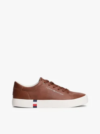 Zapatillas de cancha con textura granulada y logotipo metálico Zapatillas de cancha con textura granulada y logotipo metálico