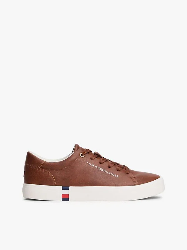 Zapatillas de cancha con textura granulada y logotipo metálico Zapatillas de cancha con textura granulada y logotipo metálico