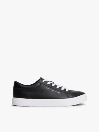 Zapatillas de cancha con textura granulada y logotipo metálico