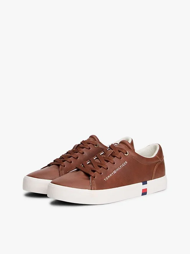 Zapatillas de cancha con textura granulada y logotipo metálico Zapatillas de cancha con textura granulada y logotipo metálico