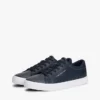 Zapatillas de cancha con textura granulada y logotipo metálico