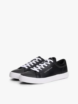 Zapatillas de cancha con textura granulada y logotipo metálico