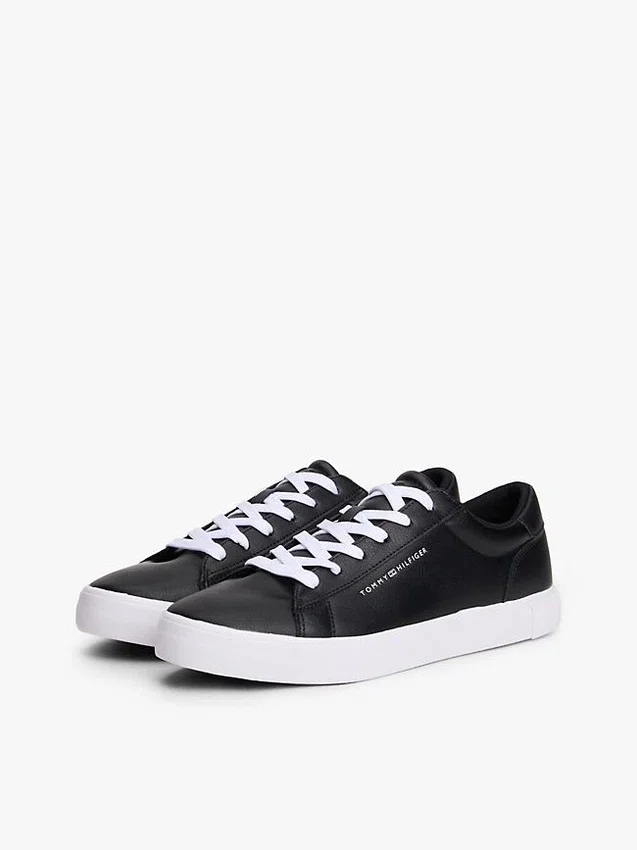 Zapatillas de cancha con textura granulada y logotipo metálico Zapatillas de cancha con textura granulada y logotipo metálico