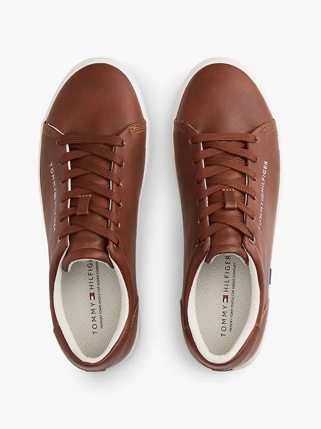Zapatillas de cancha con textura granulada y logotipo metálico Zapatillas de cancha con textura granulada y logotipo metálico