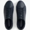 Zapatillas de cancha con textura granulada y logotipo metálico