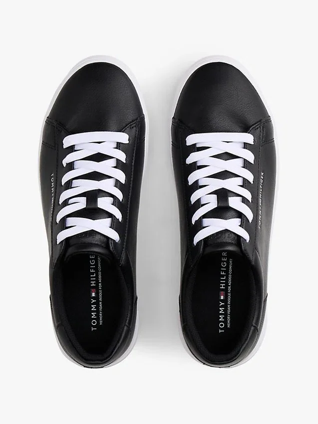 Zapatillas de cancha con textura granulada y logotipo metálico Zapatillas de cancha con textura granulada y logotipo metálico