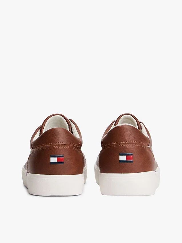 Zapatillas de cancha con textura granulada y logotipo metálico Zapatillas de cancha con textura granulada y logotipo metálico