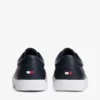 Zapatillas de cancha con textura granulada y logotipo metálico