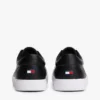 Zapatillas de cancha con textura granulada y logotipo metálico Zapatillas de cancha con textura granulada y logotipo metálico