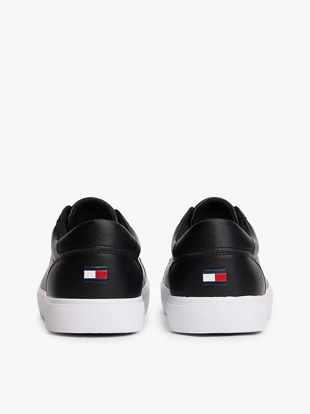 Zapatillas de cancha con textura granulada y logotipo metálico Zapatillas de cancha con textura granulada y logotipo metálico