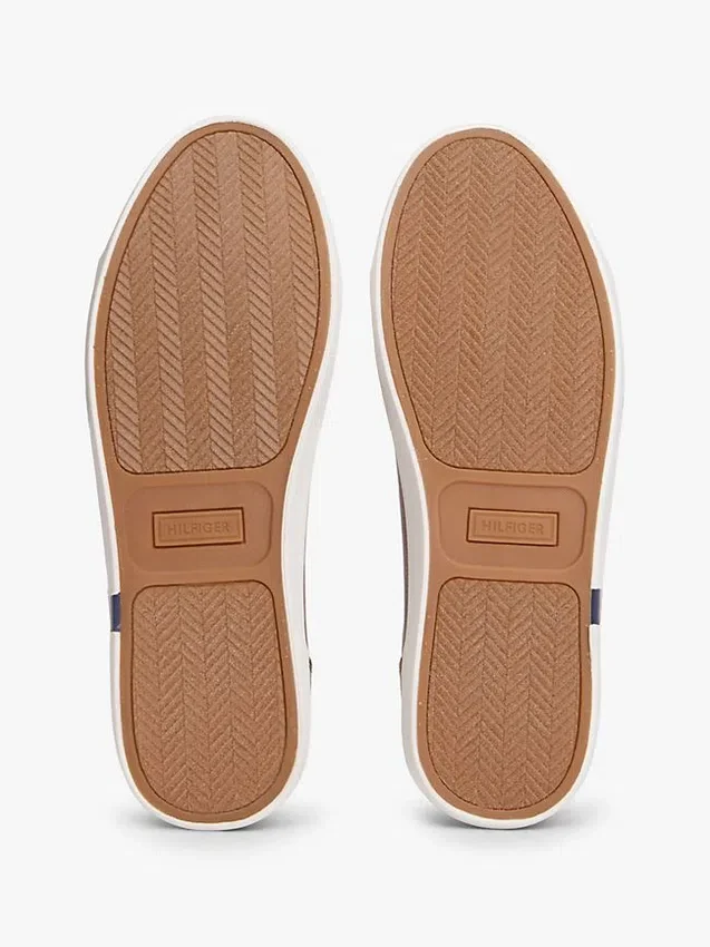 Zapatillas de cancha con textura granulada y logotipo metálico Zapatillas de cancha con textura granulada y logotipo metálico